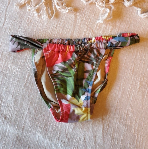 Floral bikini - Picture 3 of 3